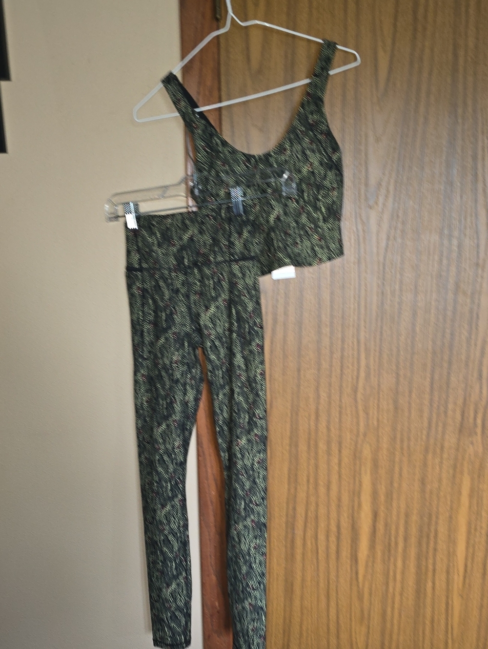 Women's Green Patterned High-Waist Leggings & Crop Tank Set